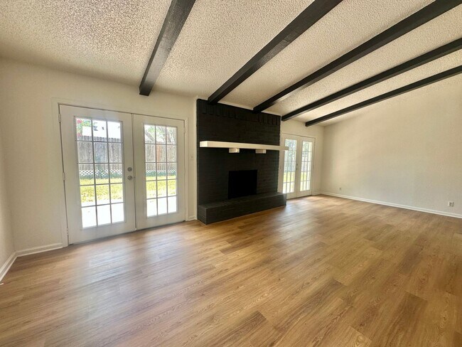 Building Photo - AVAILABLE NOW!