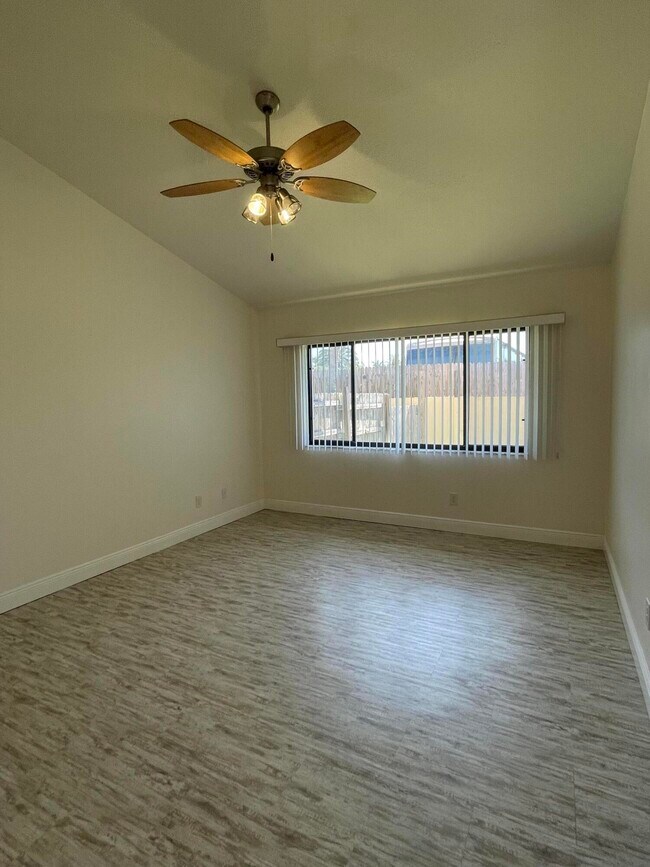 Building Photo - 613 Manatee Dr