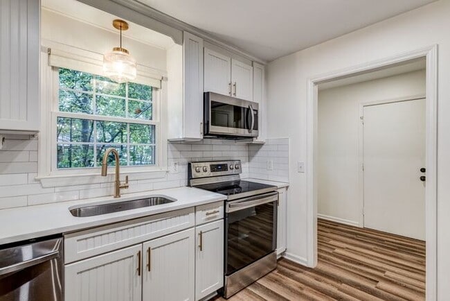 Building Photo - Private Home on Spacious Lot in Browns Sum...