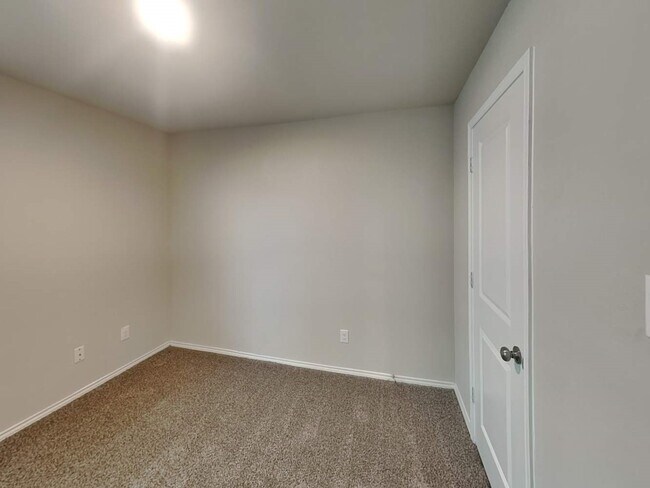 Building Photo - 10511 Varmus Dr