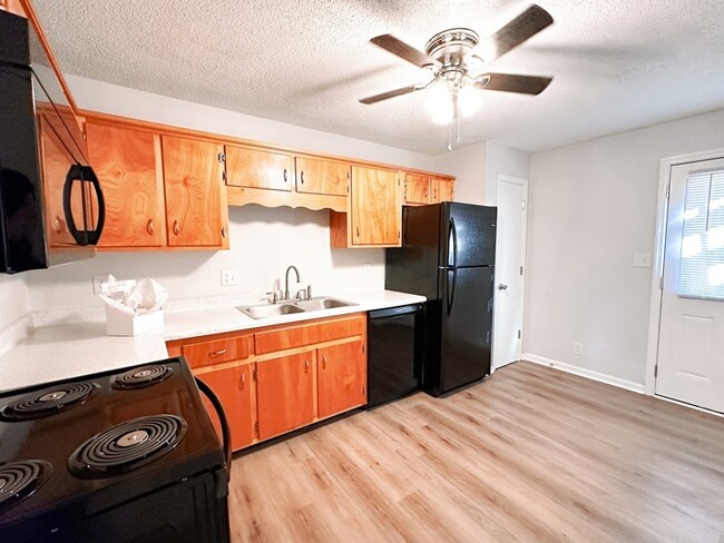 Building Photo - 470 Martha Ln