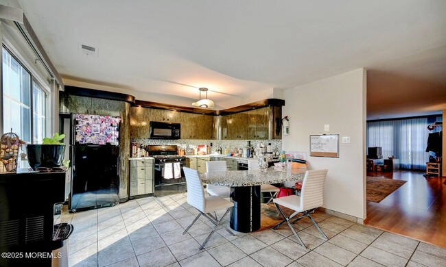 Building Photo - 65 Culford Pl