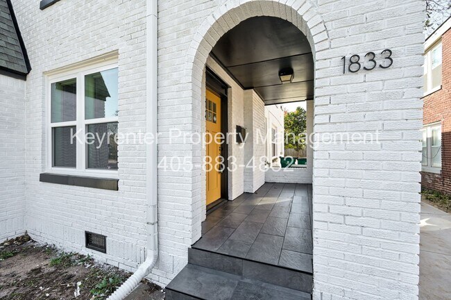 Building Photo - N Gatewood Ave Duplex