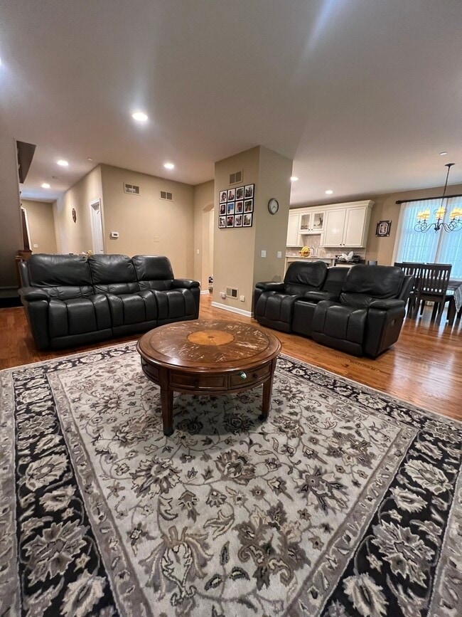 Building Photo - 1231 Caroline Ct