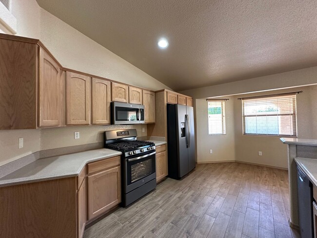 Building Photo - Beautiful 3 bedroom, 3 garage home in Chap...