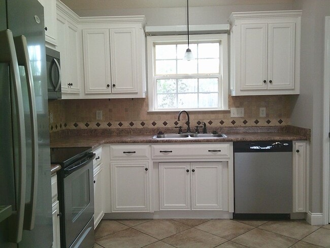 Building Photo - Spacious 3BR Home with Screened Porch, Fenced Backyard & Wired Shop in North Valdosta