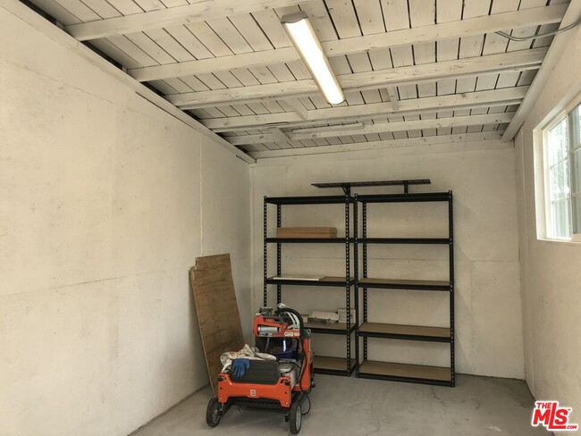 Building Photo - 8538 West Knoll Dr
