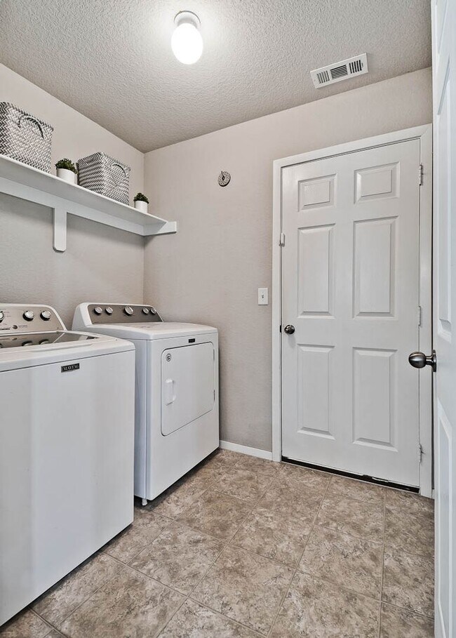 Building Photo - Beautiful + Well-Maintained Home in Benton...