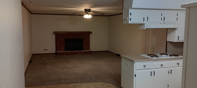 Building Photo - 521 N Lone Pine Ave