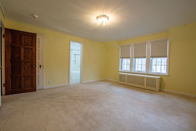 Building Photo - Gorgeous 5 Bedroom / 4.5 Bath Home located right off Happy Hollow Blvd!
