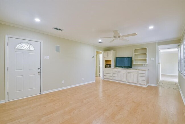 Building Photo - 108 Dolphin Ave