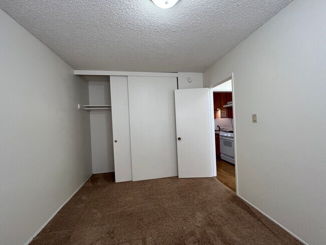 Building Photo - Upstairs, One Bedroom Apartment, Great Location