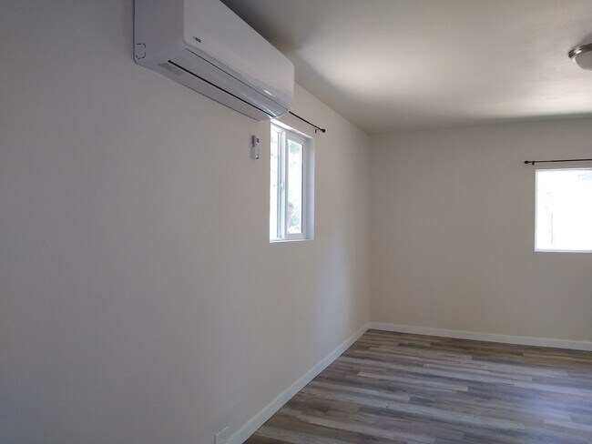 Building Photo - 1/2 off first months rent Totally Renovated Studio! AVAILABLE NOW!!