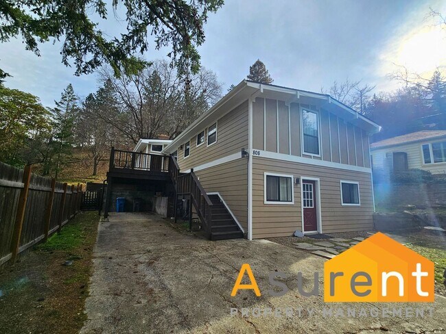 Building Photo - Stunning Home located in the picturesque Ashland