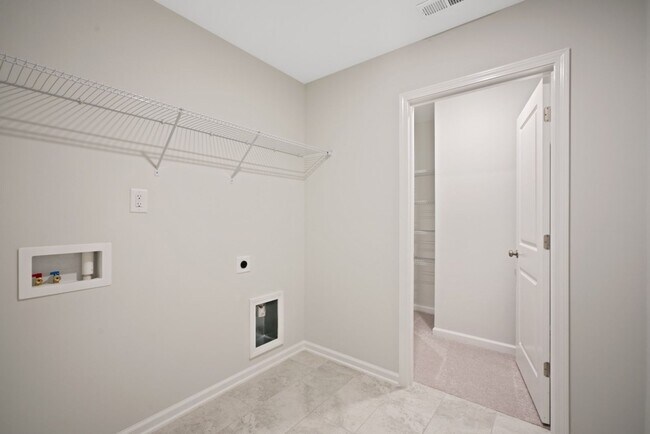 Building Photo - End Unit  Townhome | Open floor plan | 2 C...
