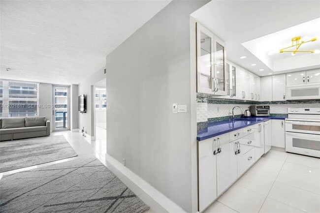 Building Photo - 9511 Collins Ave