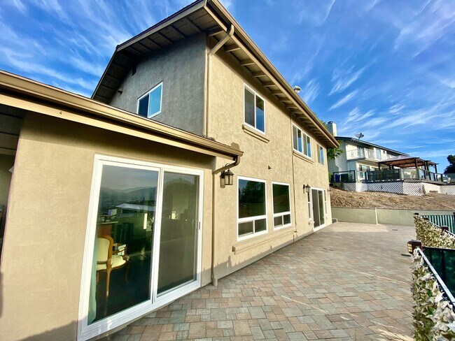 Building Photo - Large Fletcher Hills Home With 3 car Garag...