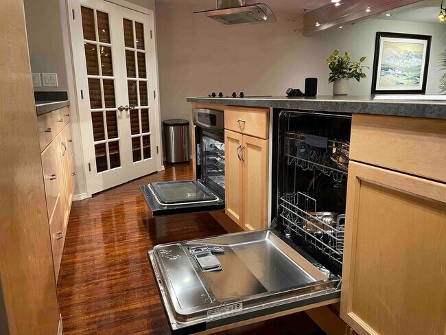 Building Photo - Anchorage downtown Condo! Walk or bike to work!