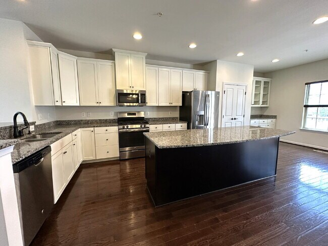 Building Photo - LEASE PENDING! Three-Floor End Unit Townho...
