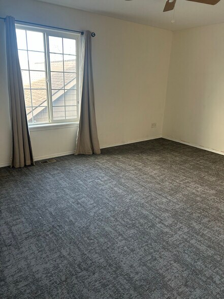 Building Photo - 507 W Shore Dr