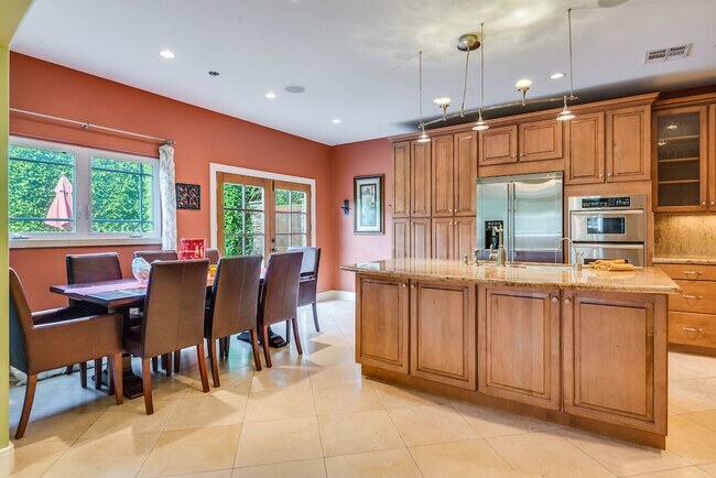 Building Photo - 2006 Manhattan Beach Blvd