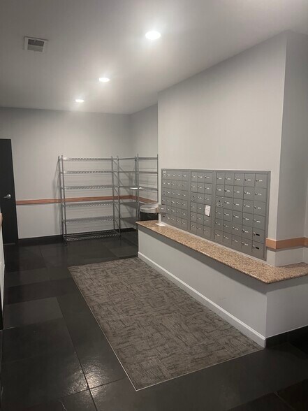 Building Photo - 873 N Larrabee St