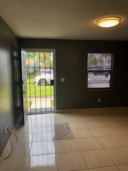 Building Photo - 43 Las Palmas Way