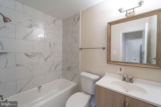 Building Photo - 2055 Pilgrim Dr