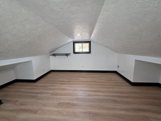 Building Photo - Fully Remodeled 3 bedroom 1 bathroom House for Rent in the South Side !