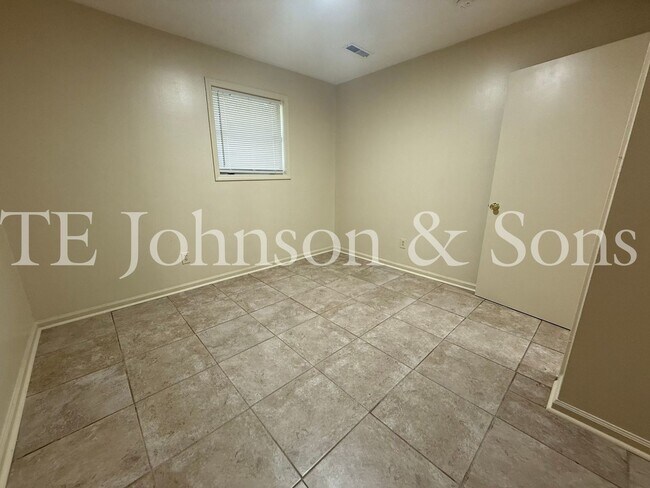 Building Photo - 1506 Oakshire-Water Included