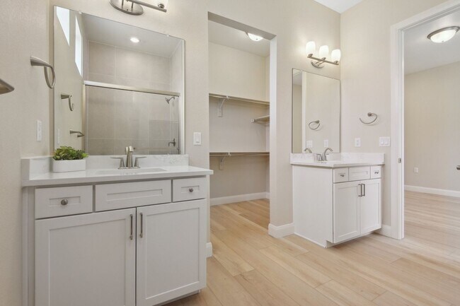 Building Photo - Gorgeous Ranch with 4 BR/3 1/2 Baths in Li...