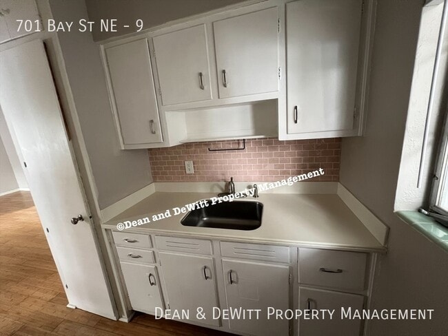 Building Photo - 701 Bay St NE