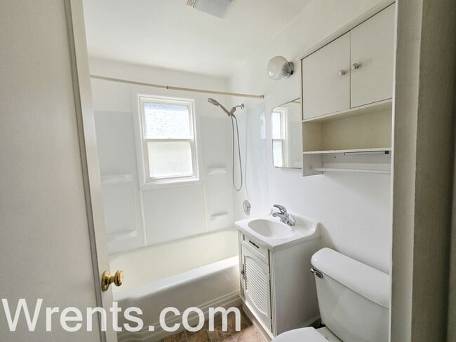 Building Photo - charming 2-bedroom, 1-bathroom ranch-style...