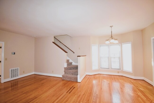 Building Photo - 3 Bedroom 2 Bathroom Townhome- Pets Considered