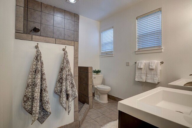 Building Photo - Great SW Bend Home Minutes from the Old Mill!