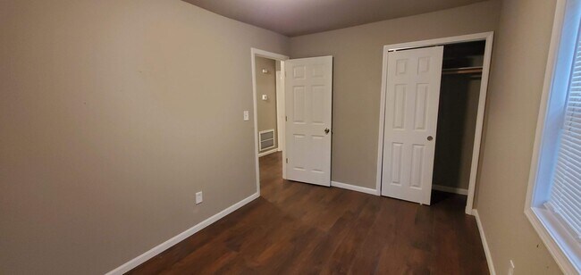 Building Photo - Large Floor Plan