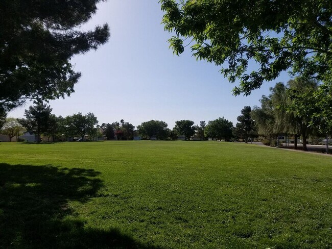 Building Photo - SINGLE STORY 3 BEDROOM HOME IN HENDERSON