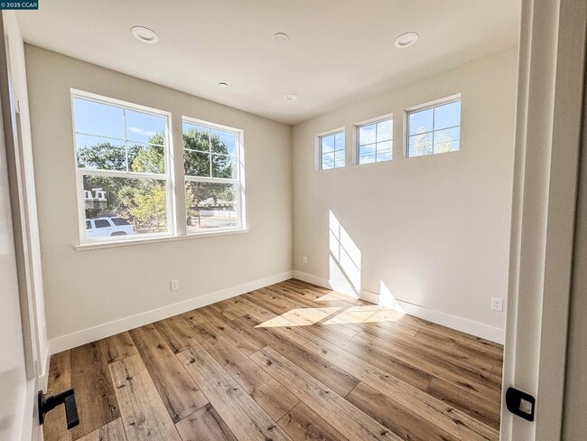 Building Photo - 4684 Prospect Ave