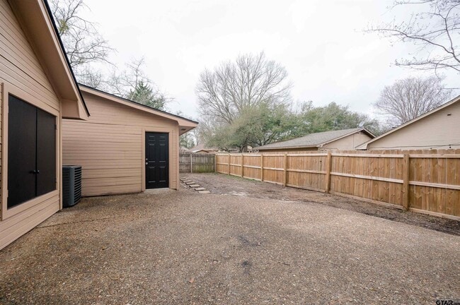 Building Photo - 5819 Hollytree Dr