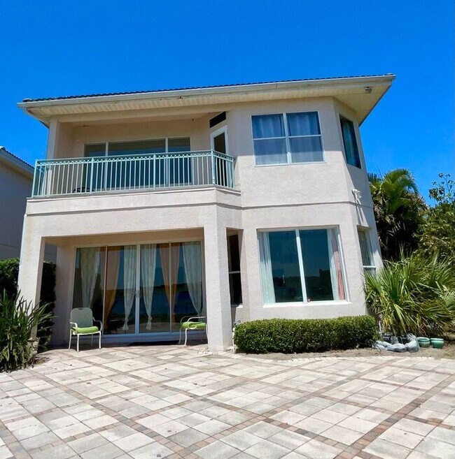 Building Photo - 3 Bedroom 2.5 Bath Cinnamon Bay Home with Stunning view, and Hardwood Flooring!