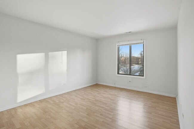 Building Photo - 209 W Ct of Shorewood