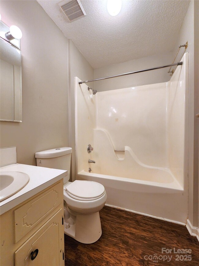 Building Photo - 2105 Bertha St