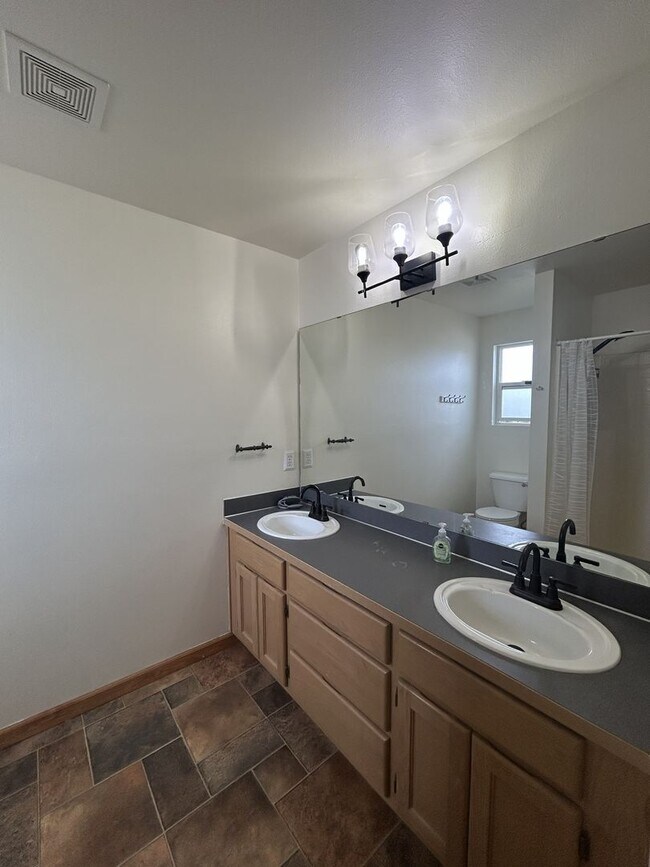 Building Photo - Beautiful Newly updated 4 bedroom 2.5 bath 1,582 Sq Ft Home  in Crown Ridge Estates