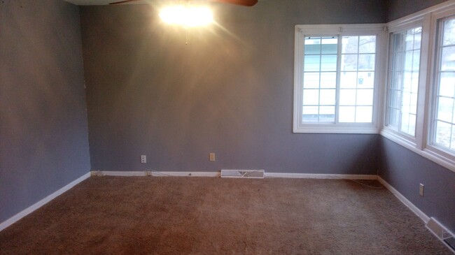 Building Photo - 3BR rancher with appliances and garage. Pr...