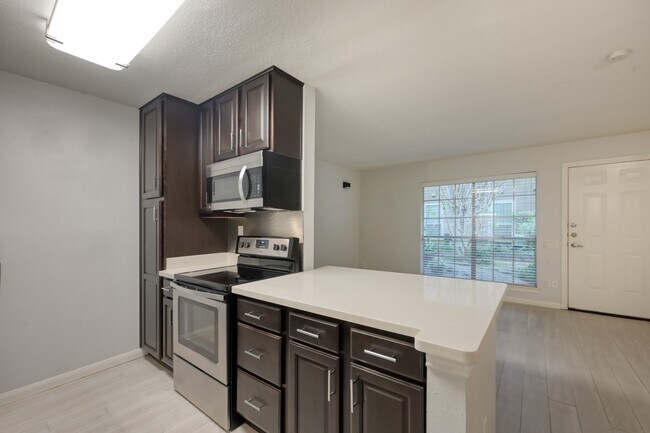 Building Photo - 1860 White Oak Dr