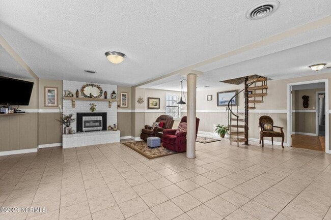 Building Photo - Waterfront 3 bedroom 2 bath