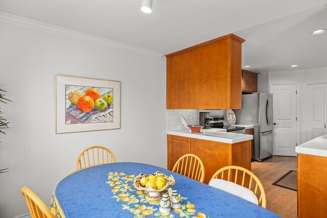 Building Photo - Luxurious 2 Bedroom, 2 Bathroom Condo for Rent