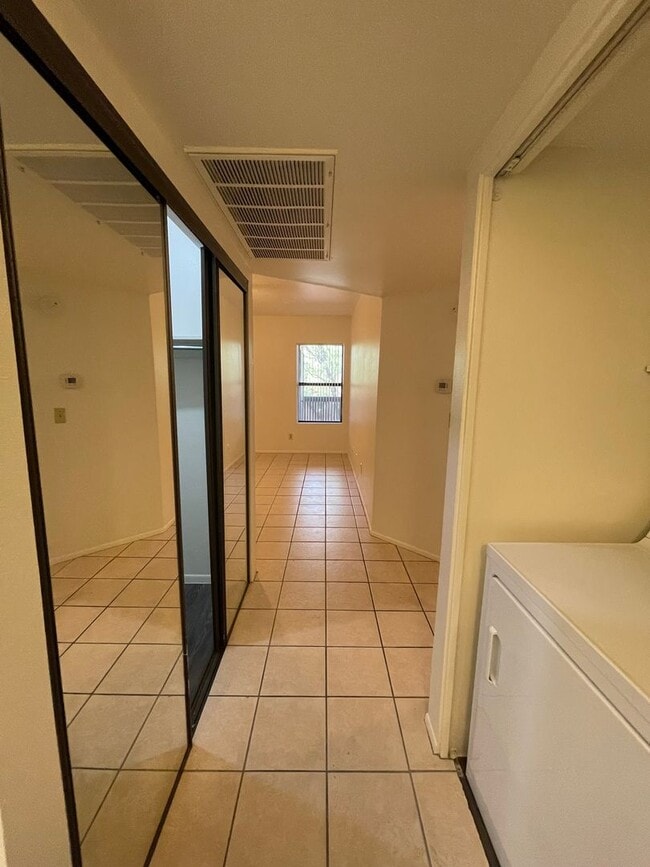 Building Photo - Large 1 Bedroom 1 Bath Condo!