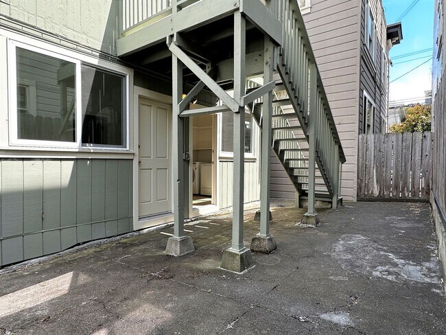 Building Photo - Top Floor 2 Bedroom Apartment for rent in Noe Valley!