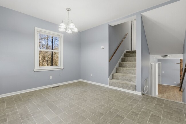 Building Photo - Spacious 3BR Home Close to Post, Schools & Shopping